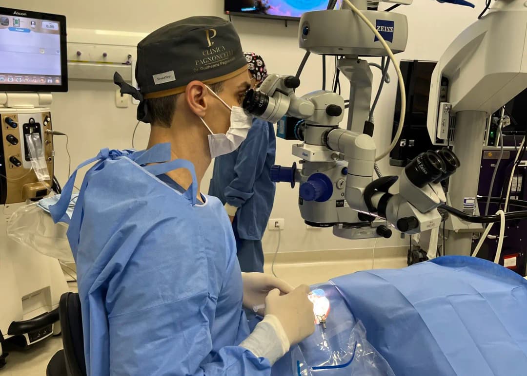 Dr. Guilherme Pagnoncelli realizando cirurgia de catarata